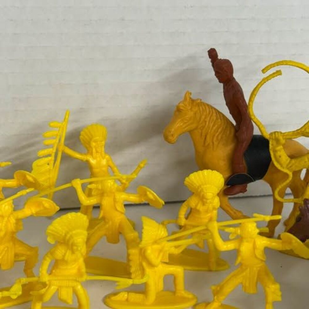 Vintage Plastic Cowboy and Indian Toy Figure Set 20 piece lot - Picture 4 of 8